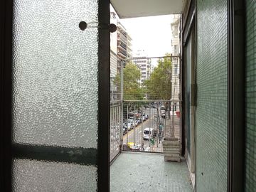 Departamento 3 ambientes al frente con balcón en alquiler