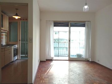 Departamento 3 ambientes al frente con balcón en alquiler