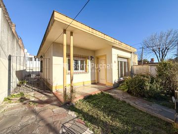 Venta Casa 3 ambientes con cochera pasante y patio en Ituzaingo