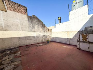 Venta Casa 3 ambientes con cochera pasante y patio en Ituzaingo