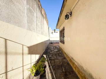 Venta Casa 3 ambientes con cochera pasante y patio en Ituzaingo