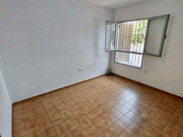 Departamento en Venta en Alberdi- 2 Dormitorios - Cocina separada - patio propio - Apto crédito!