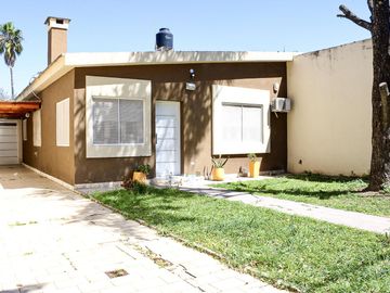Casa de 3 dormitorios con jardin, pileta y quincho en Saladillo
