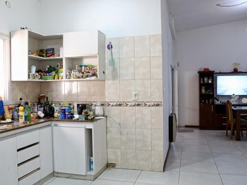 Casa de 3 dormitorios con jardin, pileta y quincho en Saladillo