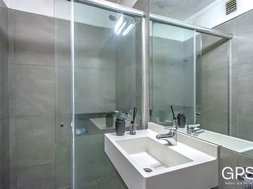 Piso ALTO con vista abierta a la ciudad y el rio en INMEJORABLE UBICACIÓN. Seguridad 24hs.