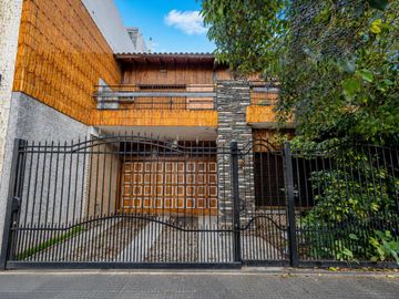 Casa en venta, Villa Luro, 4 amb con fondo y pileta