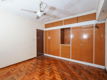 Casa en venta, Villa Luro, 4 amb con fondo y pileta