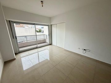 Monoambiente al contrafrente con balcón