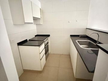 Monoambiente al contrafrente con balcón