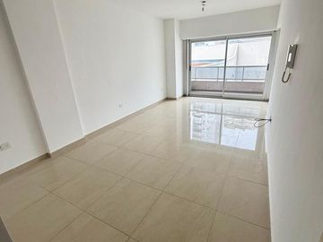 Monoambiente al contrafrente con balcón