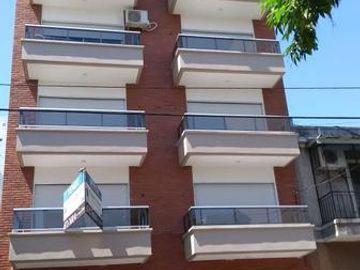 Monoambiente al contrafrente con balcón