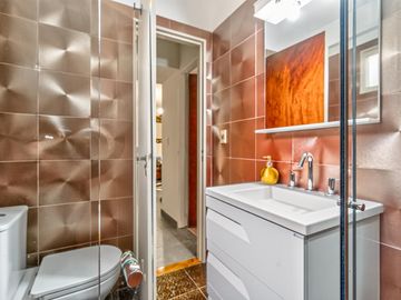 2 ambientes amplio con opción a 3 ambientes - gran terraza propia en Flores
