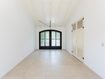 Carlos Casares y Av. Libertador - Casa con jardín y pileta - Venta - Punta Chica