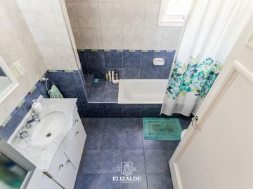 Carlos Casares y Av. Libertador - Casa con jardín y pileta - Venta - Punta Chica