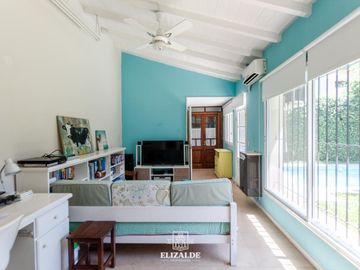 Carlos Casares y Av. Libertador - Casa con jardín y pileta - Venta - Punta Chica