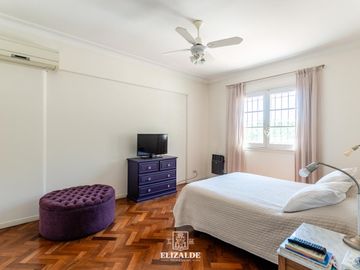 Carlos Casares y Av. Libertador - Casa con jardín y pileta - Venta - Punta Chica
