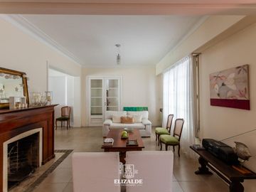 Carlos Casares y Av. Libertador - Casa con jardín y pileta - Venta - Punta Chica