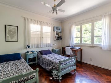 Carlos Casares y Av. Libertador - Casa con jardín y pileta - Venta - Punta Chica