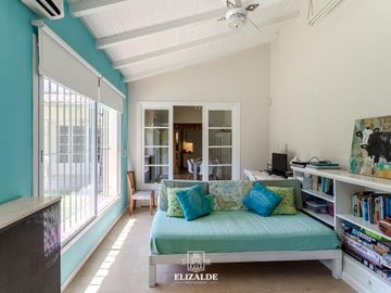 Carlos Casares y Av. Libertador - Casa con jardín y pileta - Venta - Punta Chica