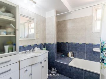 Carlos Casares y Av. Libertador - Casa con jardín y pileta - Venta - Punta Chica