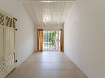 Carlos Casares y Av. Libertador - Casa con jardín y pileta - Venta - Punta Chica