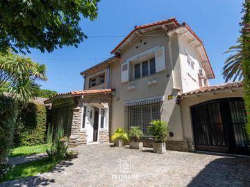 Carlos Casares y Av. Libertador - Casa con jardín y pileta - Venta - Punta Chica