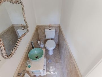 Carlos Casares y Av. Libertador - Casa con jardín y pileta - Venta - Punta Chica