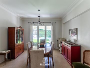 Carlos Casares y Av. Libertador - Casa con jardín y pileta - Venta - Punta Chica