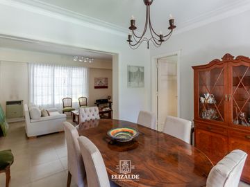 Carlos Casares y Av. Libertador - Casa con jardín y pileta - Venta - Punta Chica