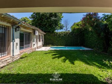 Carlos Casares y Av. Libertador - Casa con jardín y pileta - Venta - Punta Chica