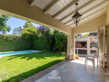 Carlos Casares y Av. Libertador - Casa con jardín y pileta - Venta - Punta Chica