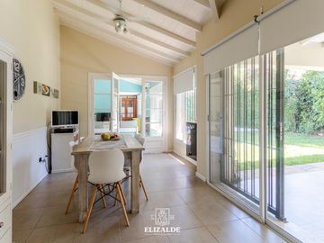 Carlos Casares y Av. Libertador - Casa con jardín y pileta - Venta - Punta Chica
