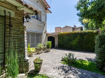 Carlos Casares y Av. Libertador - Casa con jardín y pileta - Venta - Punta Chica