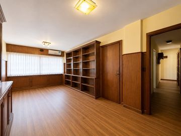 Rivadavia y Martin y Omarr - Oficina amplia, 4 despachos y sala de reuniones - Alquiler