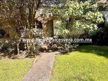 CASA EN VENTA EN EL FRACC. CLUB DE GOLF EN TEQUSQUIAPAN. Imelda