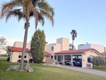 Casa en venta en El Campanario con vista al campo de golf y al lago, 1,200 m² de