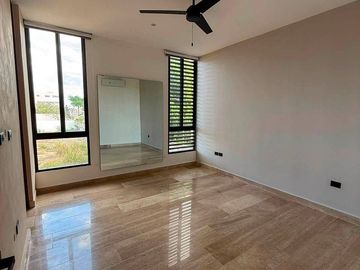Townhouse en renta en Temozón Norte (con paneles)