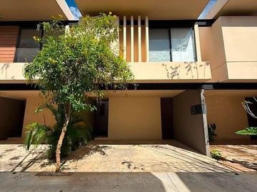 Townhouse en renta en Temozón Norte (con paneles)
