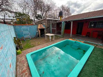 Casa con Departamento en venta en Merlo Norte