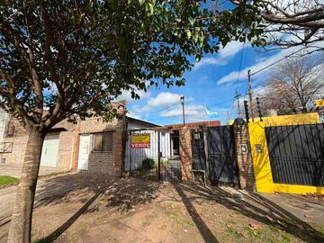 Casa con Departamento en venta en Merlo Norte