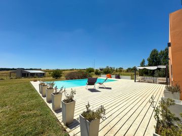 Moderna Casa Quinta en Valle Sereno. NUEVO VALOR!