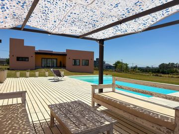 Moderna Casa Quinta en Valle Sereno. NUEVO VALOR!
