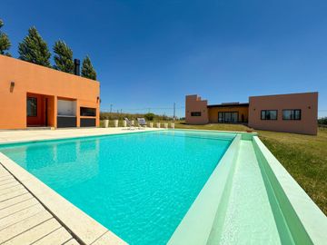 Moderna Casa Quinta en Valle Sereno. NUEVO VALOR!
