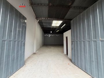 Galpón en alquiler | Barrio San Pedrito – 200 m²
