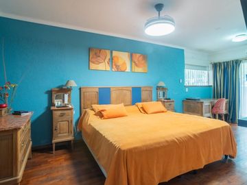 Casa única a la venta sobre la Costanera!