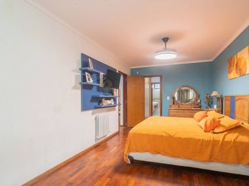 Casa única a la venta sobre la Costanera!