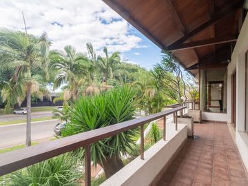 Casa única a la venta sobre la Costanera!