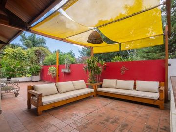 Casa única a la venta sobre la Costanera!