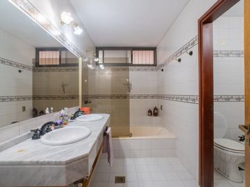 Casa única a la venta sobre la Costanera!