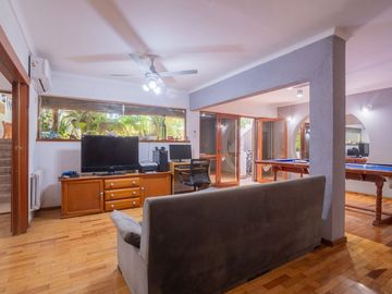 Casa única a la venta sobre la Costanera!